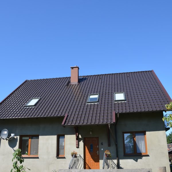 Pokrycie dachu dachówką Braas Rubin tekowy, podkreślające naturalny charakter budynku